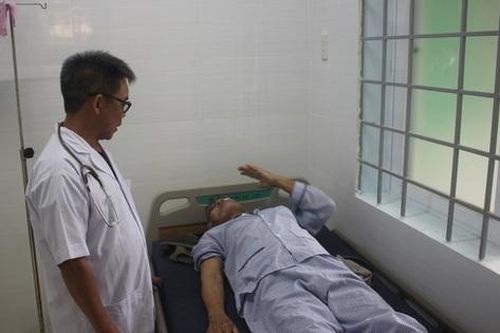 Người thầy thuốc 'phải lòng' làng đảo