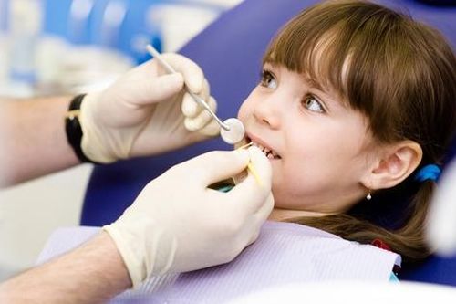 Cách xử trí khi trẻ bị chảy máu chân răng