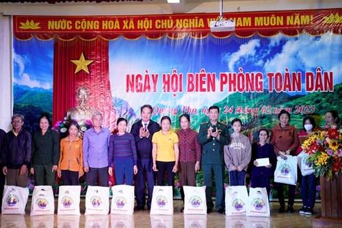 Người dân xã biên giới ở Hà Tĩnh tham gia 'Ngày hội biên phòng toàn dân'