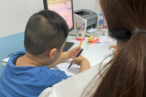 Trẻ thường xuyên phấn khích là hiếu động hay tăng động?
