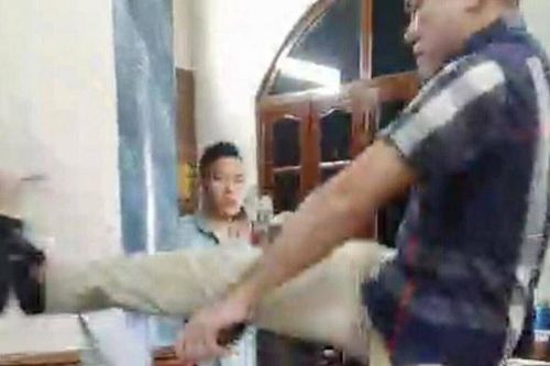 Xác minh clip người đàn ông đá vào mặt nữ trưởng phòng công chứng