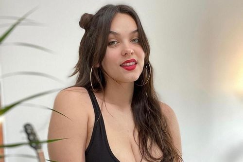 Lướt mạng 14 tiếng/ngày, cô gái phải ngồi xe lăn