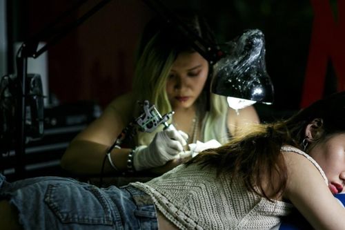 Nhuộm lại tóc, che hình xăm khi về ra mắt nhà người yêu