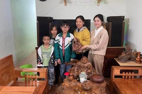 3 học sinh Trường Tiểu học Hồng Vân 'nhặt được của rơi trả người đánh mất'