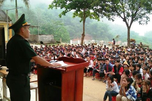 Chùm ảnh trường học tuyên truyền phổ biến giáo dục pháp luật cho học sinh