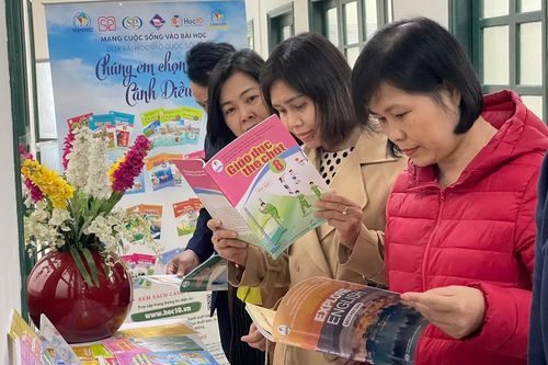 Hà Nội giới thiệu sách giáo khoa các lớp 4, 8, 11