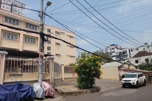2 nhóm người xô xát, đánh nhau tại cổng sau trường THPT, 2 người bị thương
