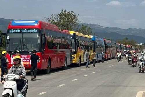 Hàng loạt xe khách đình công phản đối với mức đóng thuế mới tại Điện Biên