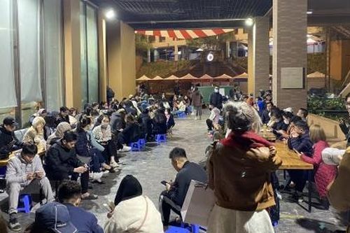 Phụ huynh xếp hàng xuyên đêm mua hồ sơ cho con vào lớp 1