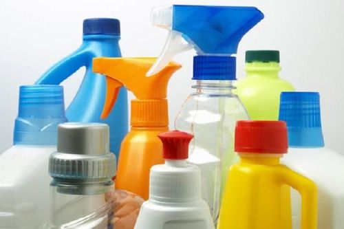 Bé gái 42 tháng tuổi uống thuốc tẩy quần áo