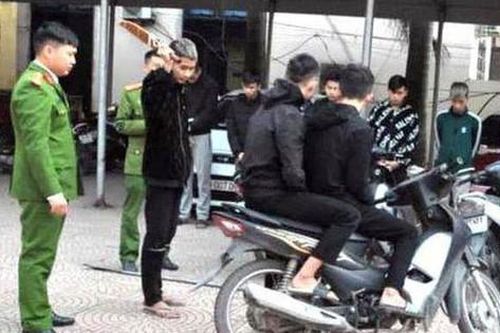 Bắt nhóm 'tuổi teen' đánh người đi đường để cướp xe máy