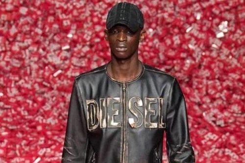 Diesel FW23 ấn tượng với chủ đề an toàn tình dục