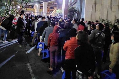 Hà Nội: Xuyên đêm xếp hàng mua hồ sơ dự tuyển vào lớp 1