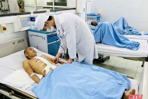 4 kíp phẫu thuật chạy đua thời gian cứu sống bệnh nhân bị tai nạn giao thông đặc biệt nghiêm trọng