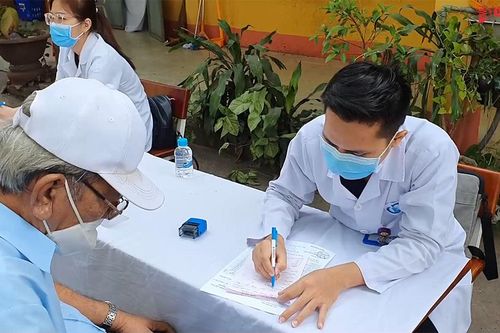 Hơn 300 người dân được khám bệnh, phát thuốc miễn phí