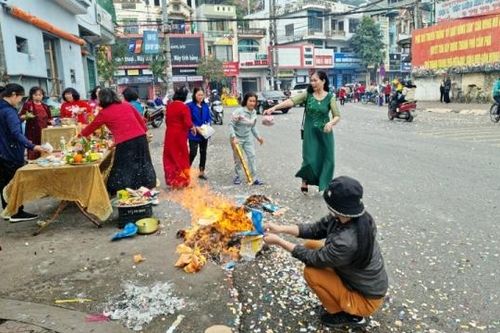 Quảng Ninh: Hiểm họa từ việc đốt vàng mã trên đường phố