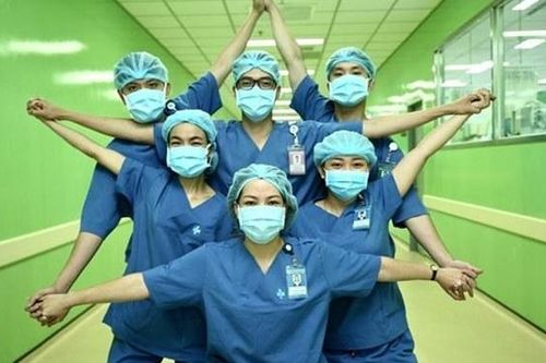 Ngành y vượt sóng hoàn thành sứ mệnh chăm sóc sức khỏe nhân dân