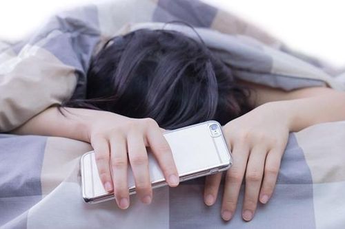 Ngủ cạnh điện thoại mang lại tác hại xấu như nào?
