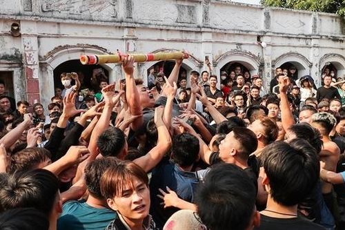 Tục truyền 'giằng bông sinh quý tử', trai làng náo nức tìm… vận hên