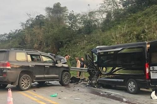 Land Cruiser và Limousine va chạm trên cao tốc, 4 người bị thương