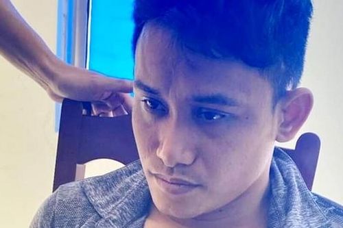 Thấy vị khách bán lắc vàng khả nghi, chủ tiệm nhanh trí 'rung chuông vàng'