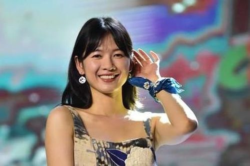'Nàng thơ điện ảnh' Oanh Kiều khoe sắc với lụa