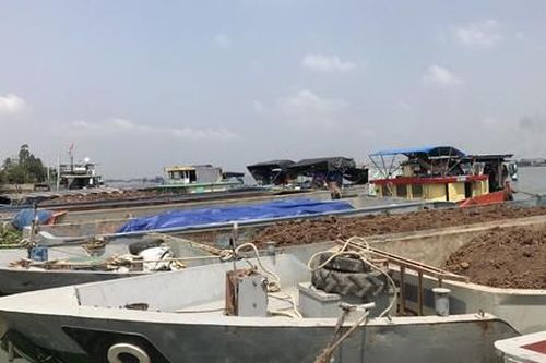 Mật phục bắt 14 ghe chở đất mặt không có hóa đơn
