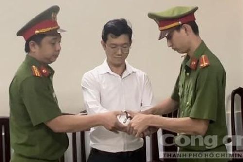 Video Công an TPHCM bắt tạm giam tiến sĩ luật Đặng Anh Quân