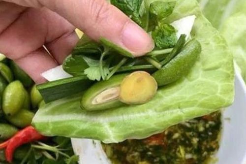 Món ngon: Nhót xanh cuốn bắp cải càng ăn càng thèm