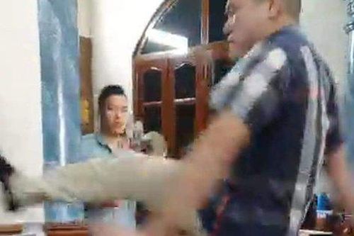 Xôn xao nữ Trưởng văn phòng công chứng bị người đàn ông nhổ bọt, đá vào mặt ở nơi làm việc