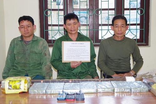 Nhóm đối tượng mang súng, dao găm vận chuyển ma túy