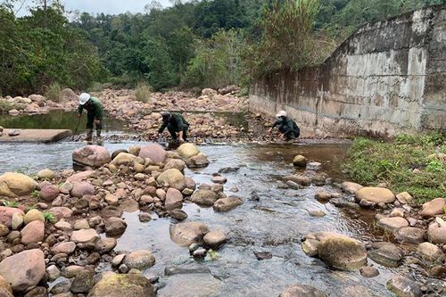 Công nhân cấp nước ở vùng biên