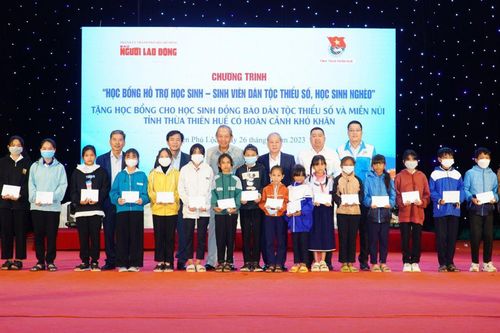 Trao quà cho học sinh và đồng bào dân tộc thiểu số có hoàn cảnh khó khăn