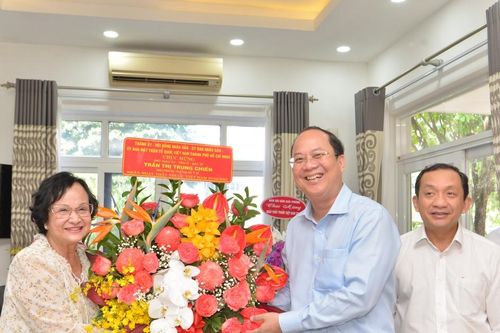 Phó Bí thư Thành ủy TPHCM Nguyễn Hồ Hải thăm thầy thuốc tiêu biểu