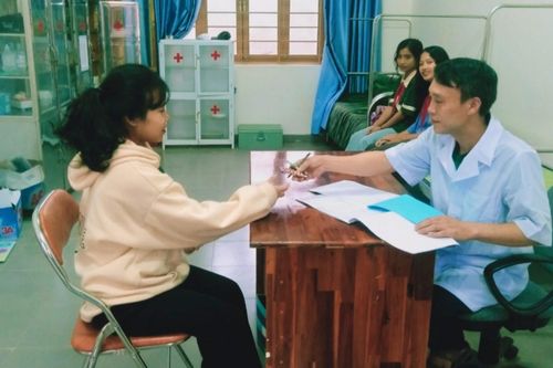 Những 'thầy thuốc' lặng thầm giữ an toàn cho học sinh vùng cao
