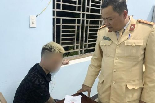 Tuýt còi thanh niên không đội mũ bảo hiềm, lòi ra ma túy
