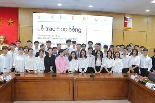 30 sinh viên ngành điện được nhận học bổng Năng lượng Tương lai AES