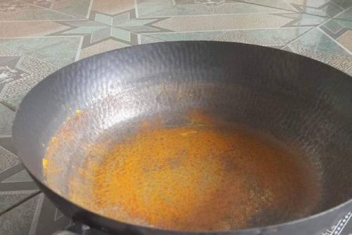 Mua chiếc chảo nấu mọi thứ đen như mực, sao phải im lặng chịu đựng?