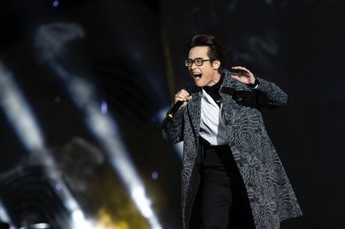 Live concert Hà Anh Tuấn gặp lỗi âm thanh ở bài kết