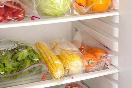 Thực hư bỏ rau vào túi ni lông để tủ lạnh gây ung thư