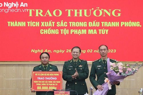 Trao thưởng thành tích xuất sắc trong đấu tranh phòng chống ma túy cho Bộ đội Biên phòng Nghệ An