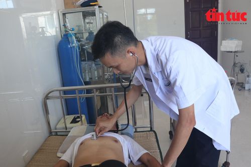 Những thầy thuốc 'áo xanh' trên đảo - Bài 2: Điểm tựa trong lòng dân