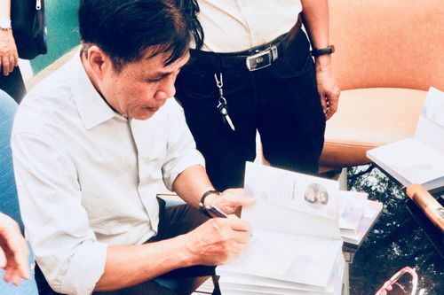 Nhà thơ Lê Minh Quốc ra mắt sách 'Từng ngày ba mẹ thở theo con'
