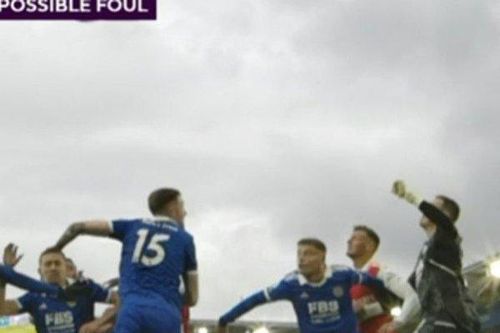 Fan Arsenal lại nổi điên với VAR vì bị mất bàn thắng