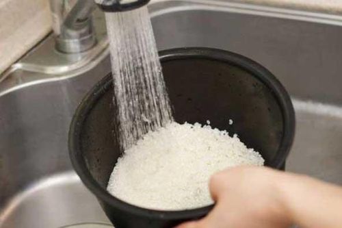 Nấu cơm bằng nước lạnh là sai lầm: Những thói quen bếp núc khiến nhiều người bị cười 'thối mũi'