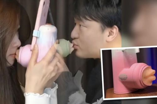 Xuất hiện chiếc máy cho cặp đôi yêu xa có thể làm điều thân mật một cách 'thực sự'