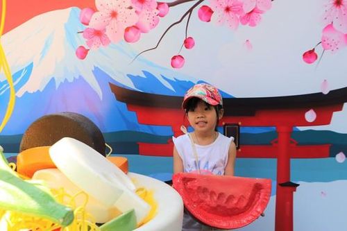 Phụ huynh TPHCM tấp nập cho con đi chơi Lễ hội Việt - Nhật