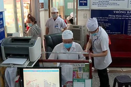 Y tế tư nhân: 'Chia lửa' cho y tế công lập