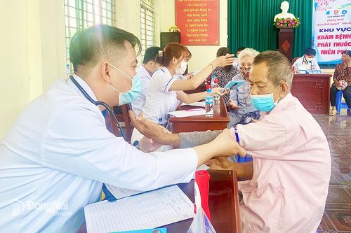 Làm sao để nhân viên y tế không bỏ việc?