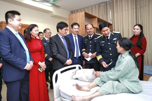 Vùng 4 Hải quân: Thăm, chúc mừng Bệnh viện Nội tiết Trung ương